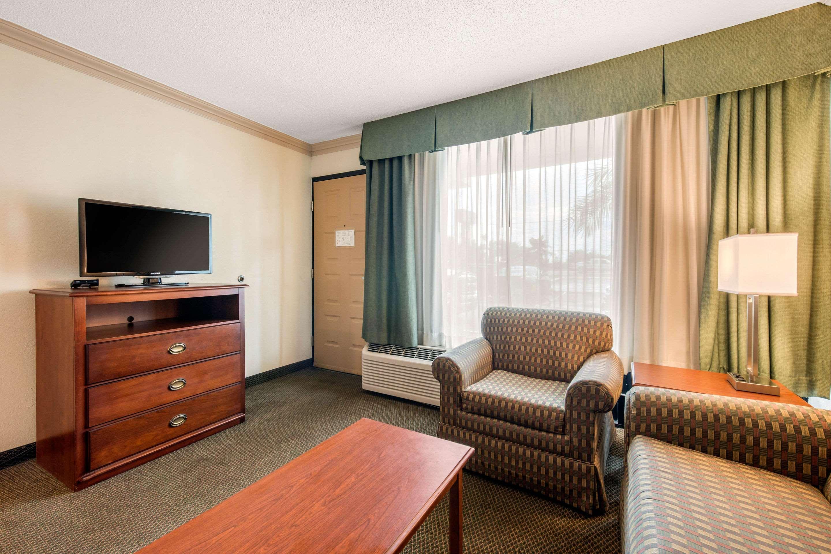 Quality Inn & Suites Tarpon Springs South Kültér fotó