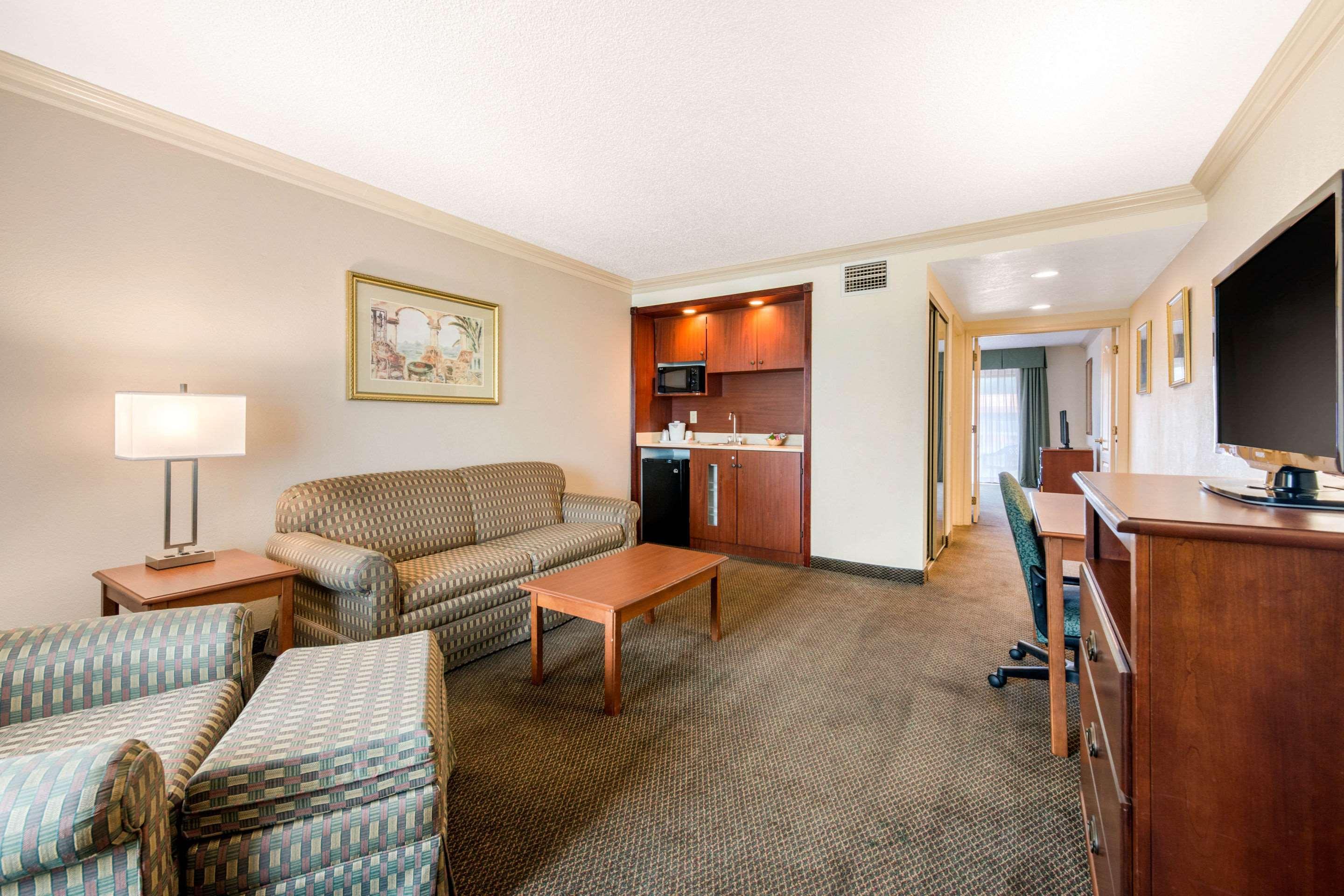 Quality Inn & Suites Tarpon Springs South Kültér fotó